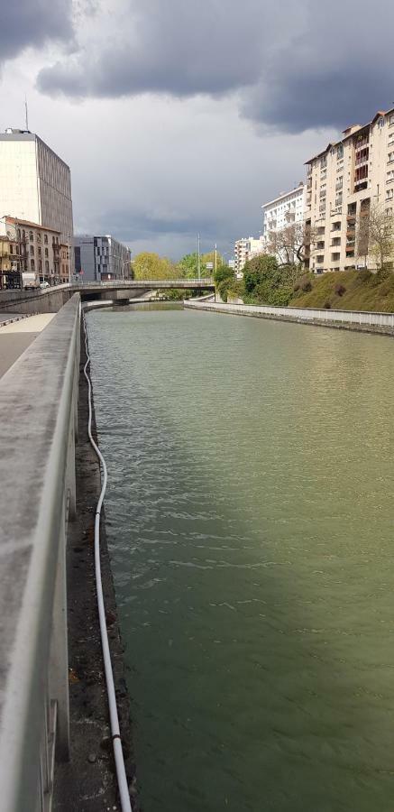 Angle Du Canal Toulouse Luaran gambar